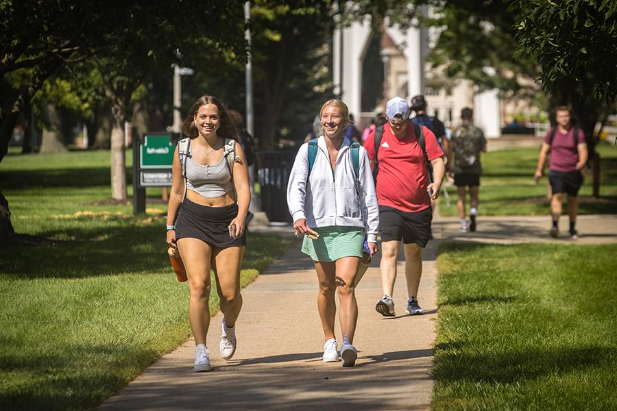 Northwest students cross the main campus in Maryville during the first day of fall classes in August. (Photo by Lauren Adams/<a href='http://n606m.teenatatom.com'>十博体育版</a>)